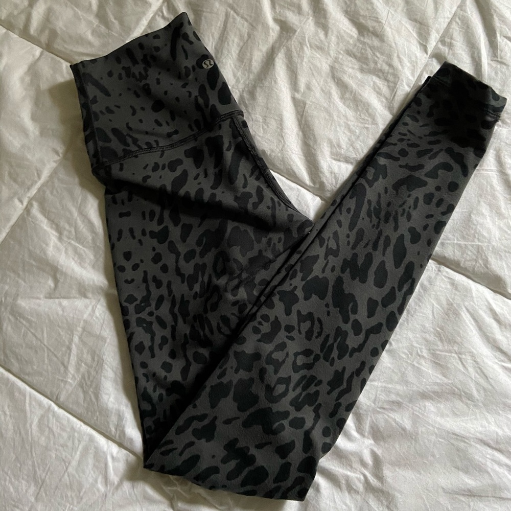 Lululemon leggings wunder under.